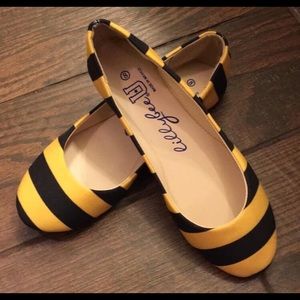 Lillybee sz 8 Flats shoes yellow gold black mizzou